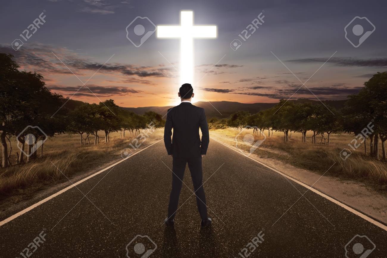 도 끝에서 밝은 십자가와 거리에 서있는 사람의 다시보기 로열티 무료 사진, 그림, 이미지 그리고 스톡포토그래피. Image  88089134
