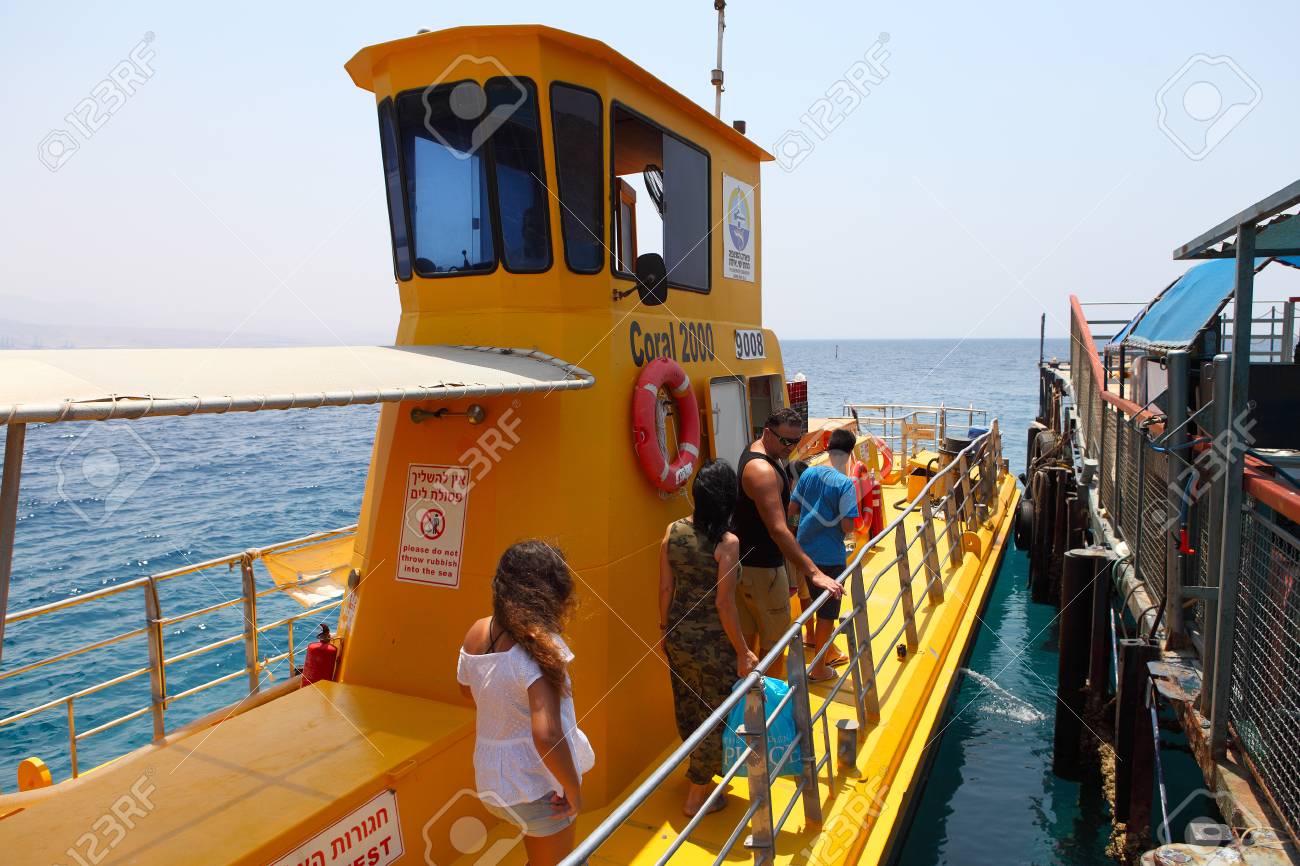 サンゴ 紅海 エイラートの見るため透明な底のエイラート イスラエル 2016 年 8 月 4 日 遊覧船 の写真素材 画像素材 Image 64565905