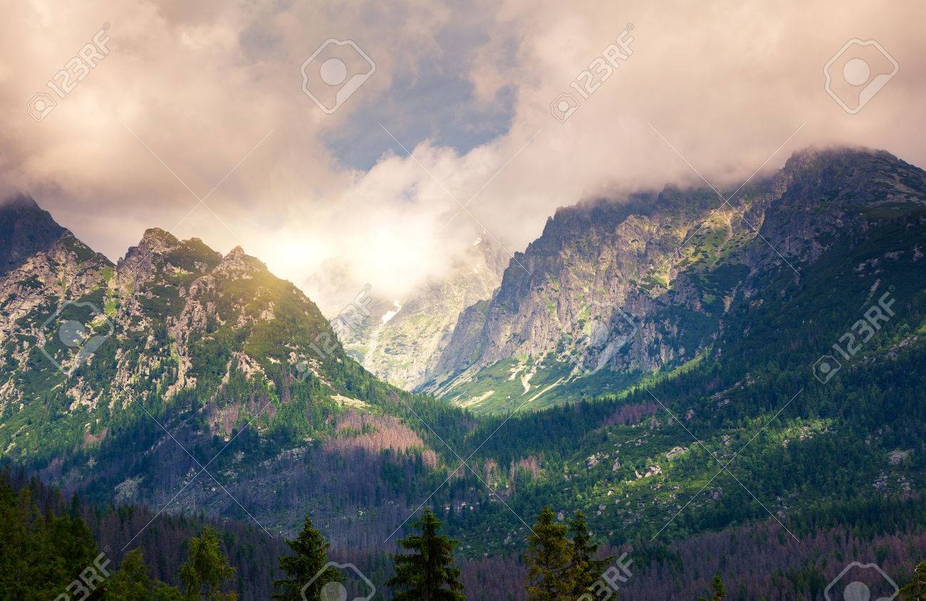 国立公園高タトラの山の風景の美しい景色 劇的な曇り空 スロバキア ヨーロッパ 美の世界 の写真素材 画像素材 Image