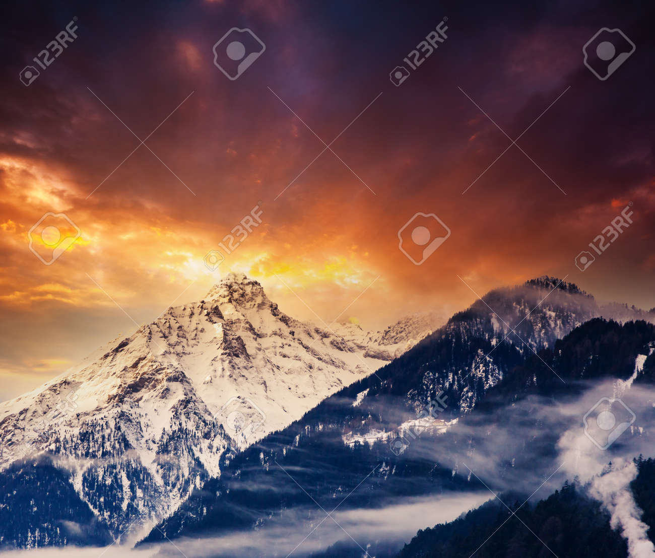 Pôr do sol mágico em um vale alpino com um pico nevado. local de localização de pfunds, estado austríaco do tirol, europa. papel de parede de fotos vibrante. imagem de um céu épico brilhante. descubra a beleza da terra. - 184030126 Pôr do sol mágico em um vale alpino com um pico nevado. local de localização de pfunds, estado austríaco do tirol, europa. papel de parede de fotos vibrante. imagem de um céu épico brilhante. descubra a beleza da terra. - 184030126