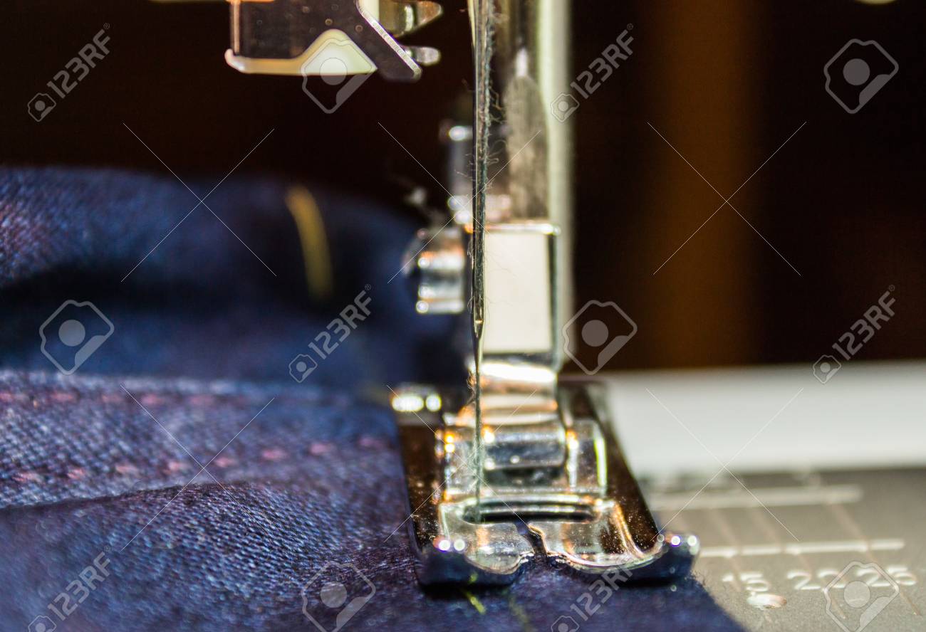 Nahmaschine Und Jeansstoff Fokus Auf Der Nadel Lizenzfreie Fotos Bilder Und Stock Fotografie Image