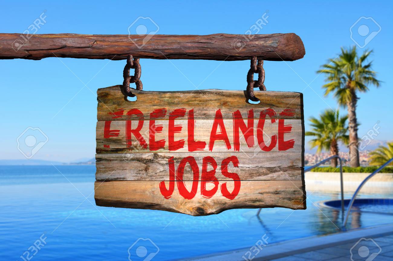 フリーランスの仕事背景をぼかした写真と古い木材にやる気を起こさせるフレーズ記号 の写真素材 画像素材 Image 6941