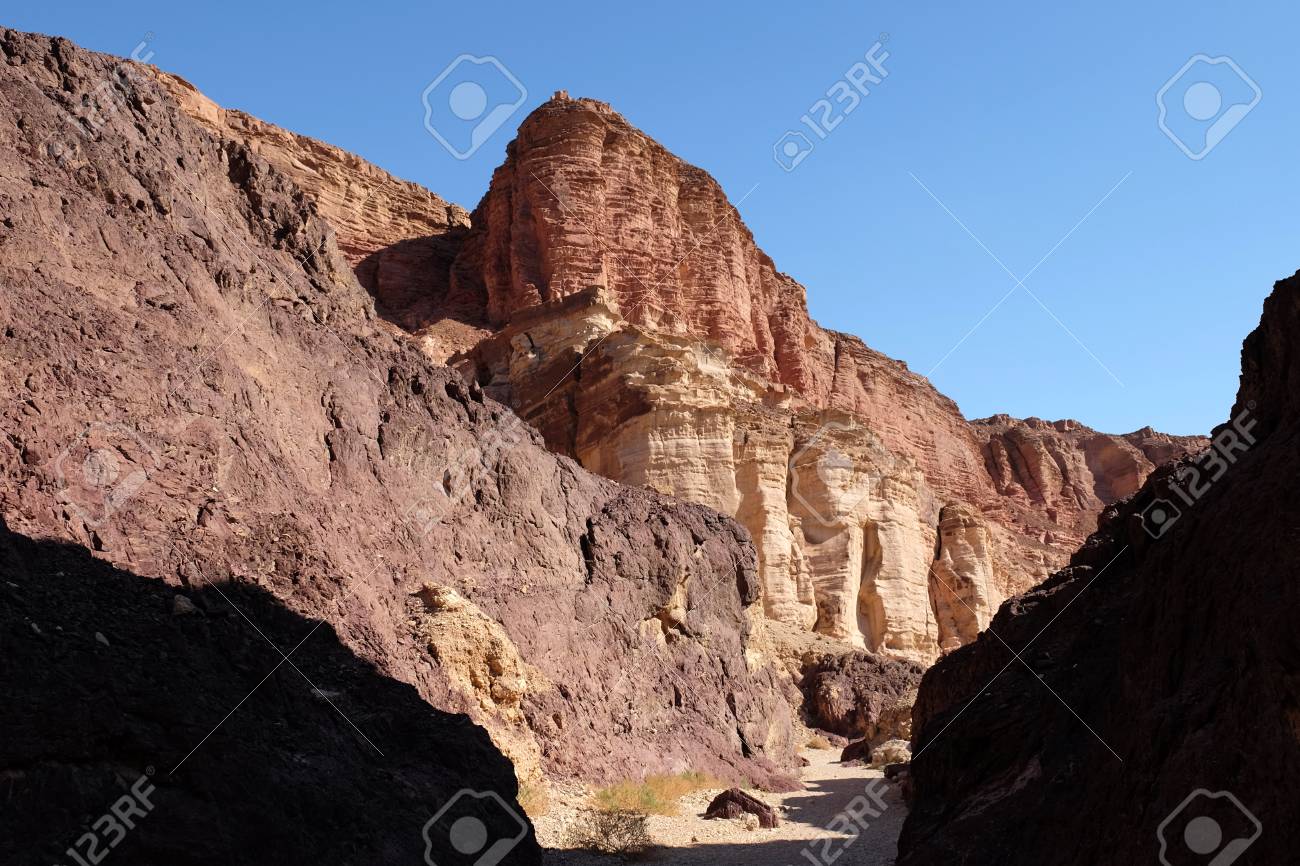 イスラエル エイラット山 赤い砂岩渓谷の風光明媚なトレイル の写真素材 画像素材 Image