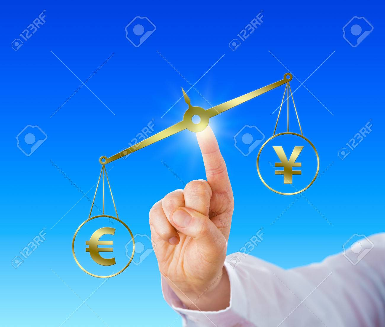 トレーダーの人差し指が動作中にユーロ通貨記号は円記号を上回るスケールのゴールデン仮想ペア 現代の外国為替市場の金融の比喩 の写真素材 画像素材 Image