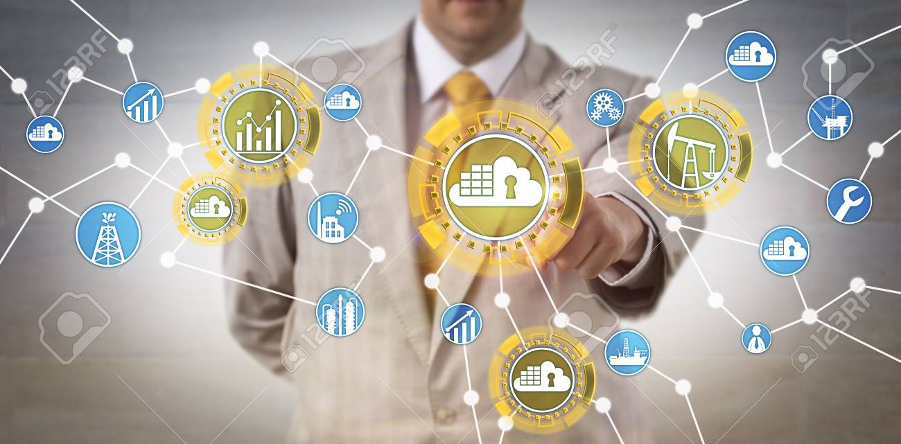 L Operateur De Donnees D Entreprise Meconnaissable Gere L Infrastructure D Energie Via Une Architecture De Conteneur De Nuage En Reseau Concept De Technologie De L Information Pour L Approche Des Microservices Et La Conteneurisation Banque D Images Et