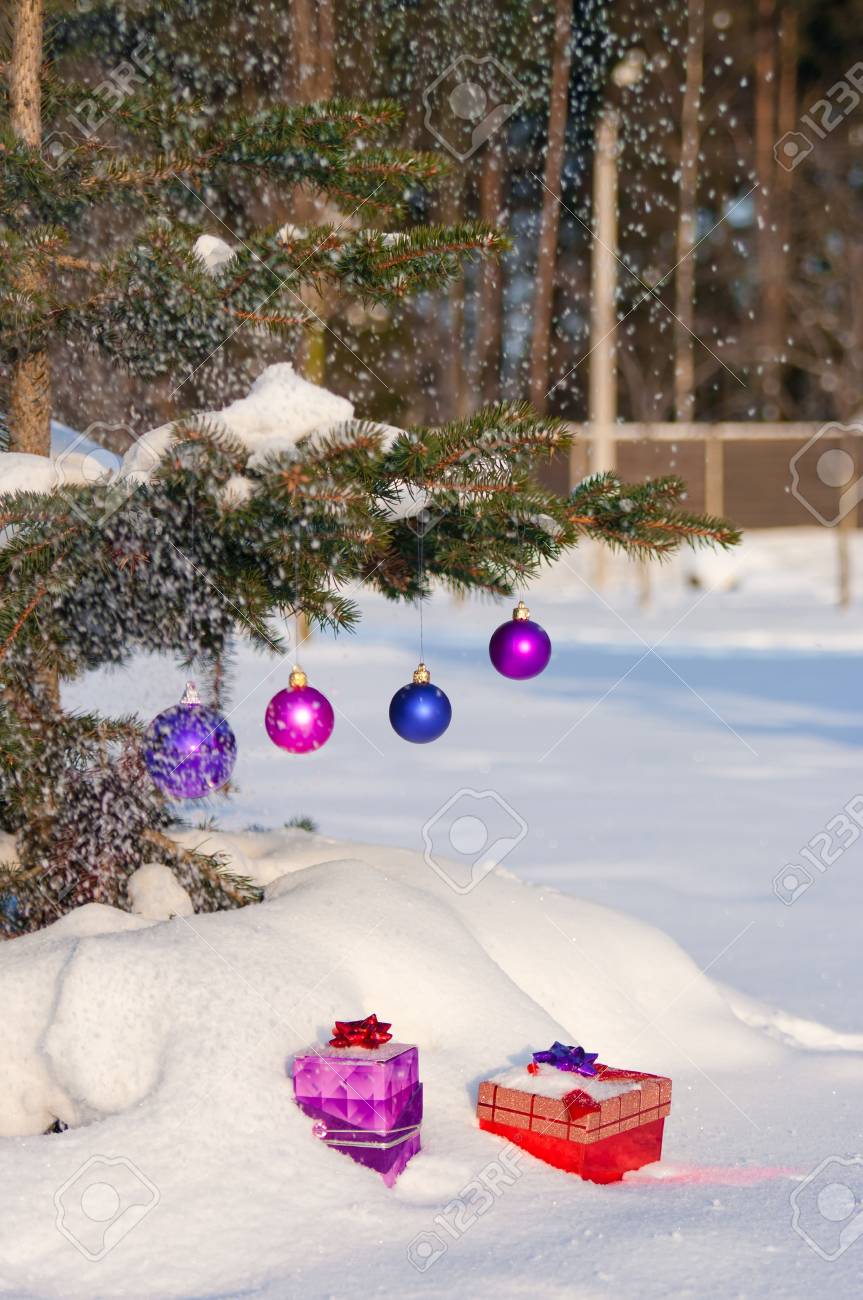Boules De Noël Sur Un Sapin Enneigé Extérieur