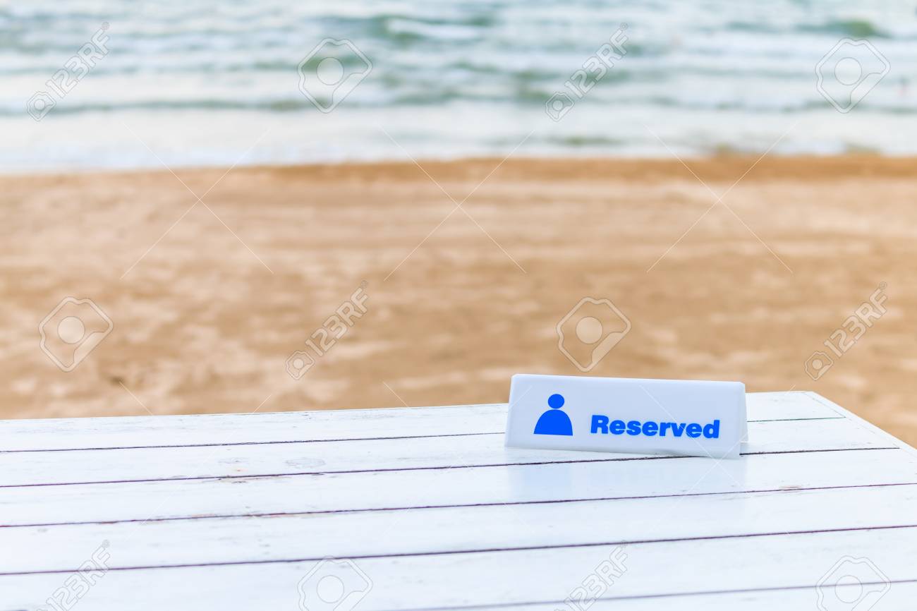 Der Meer Tisch Mit Strand Und Meer Hintergrund Reserviert