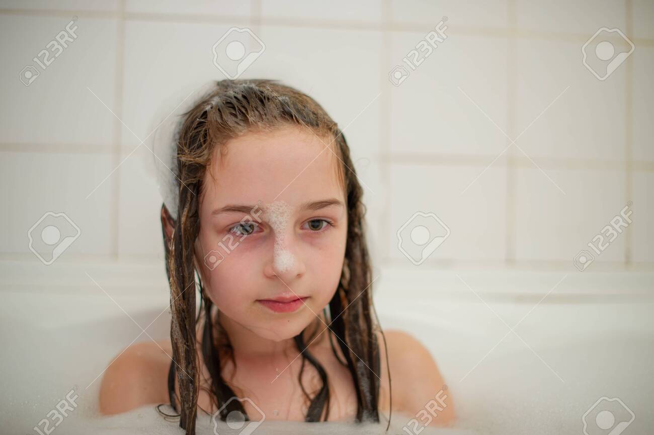 young girl bath お風呂の中の若い女の子。小さな女の子が泡で浴槽で入浴します。9歳の女の子がお風呂に入ります。純度コンセプトの写真素材・画像素材 Image  138274016