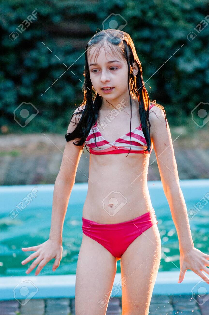 fille de 10 ans en bikini