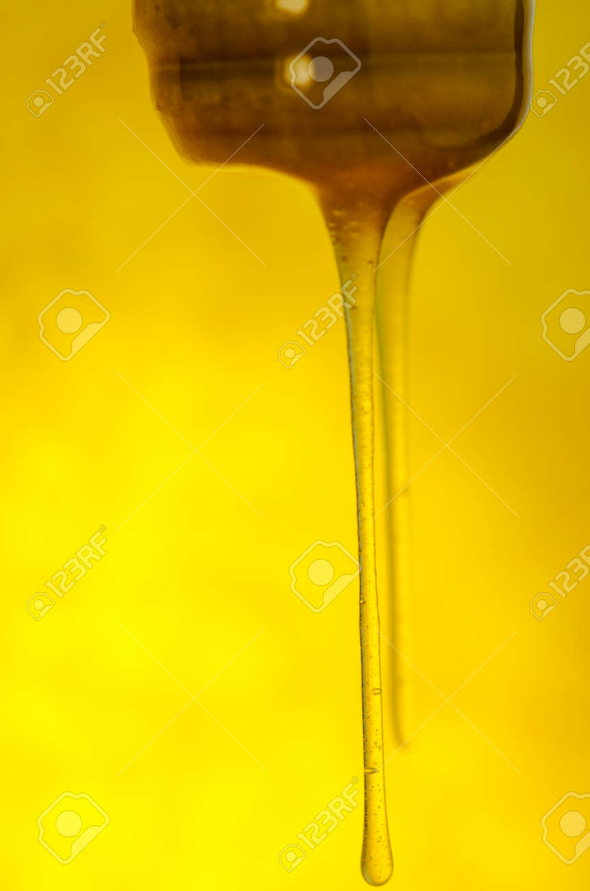 꿀의 흐름 흐르는 꿀의 흐름 쏟아지는 꿀 나무숟가락에서 흘러나오는 꿀 로열티 무료 사진, 그림, 이미지 그리고 스톡포토그래피.  Image 150307461