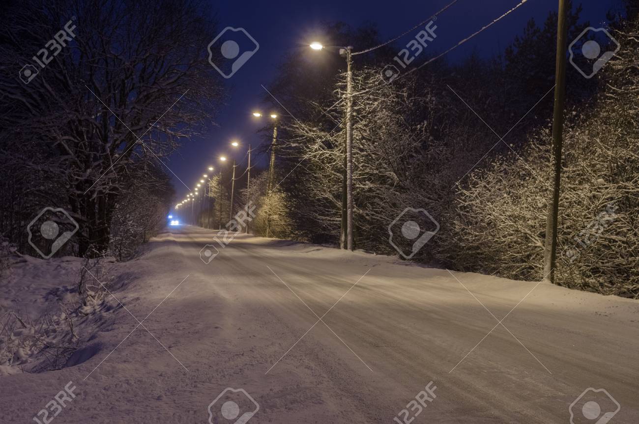 夜に雪に覆われた田舎道 の写真素材 画像素材 Image 夜に雪に覆われた田舎道 の写真素材 画像素材 Image