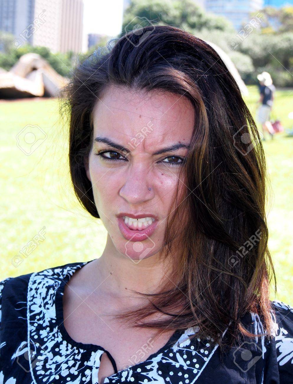 怒っているブラジル人女性 の写真素材 画像素材 Image