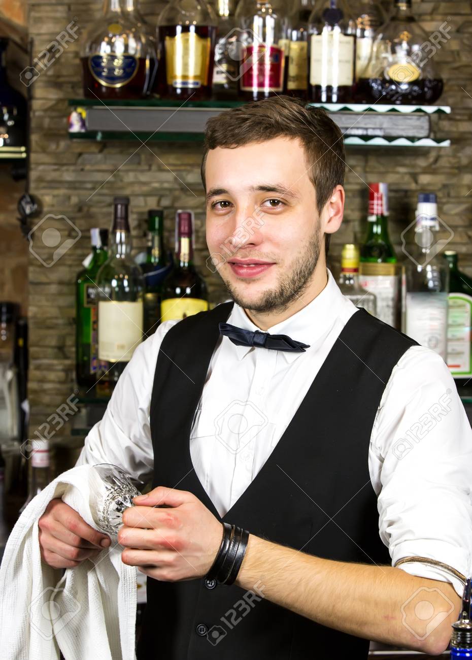 ナイトクラブ バーでバーテンダーとして働く若い男 の写真素材 画像素材 Image