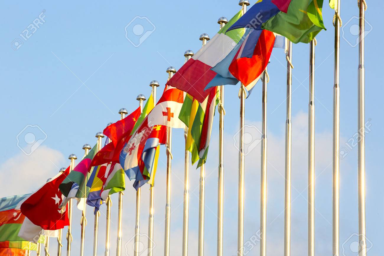 Diferentes Banderas De Países En Astas De Bandera En El Fondo Del Cielo  Fotos, Retratos, Imágenes Y Fotografía De Archivo Libres De Derecho. Image  65012400.