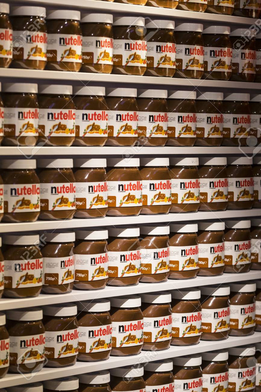 Tel Aviv イスラエル 17年11月26日 チョコレートナッツパスタヌテラの缶を背景に市の市場サロナの観光スポット の写真素材 画像素材 Image