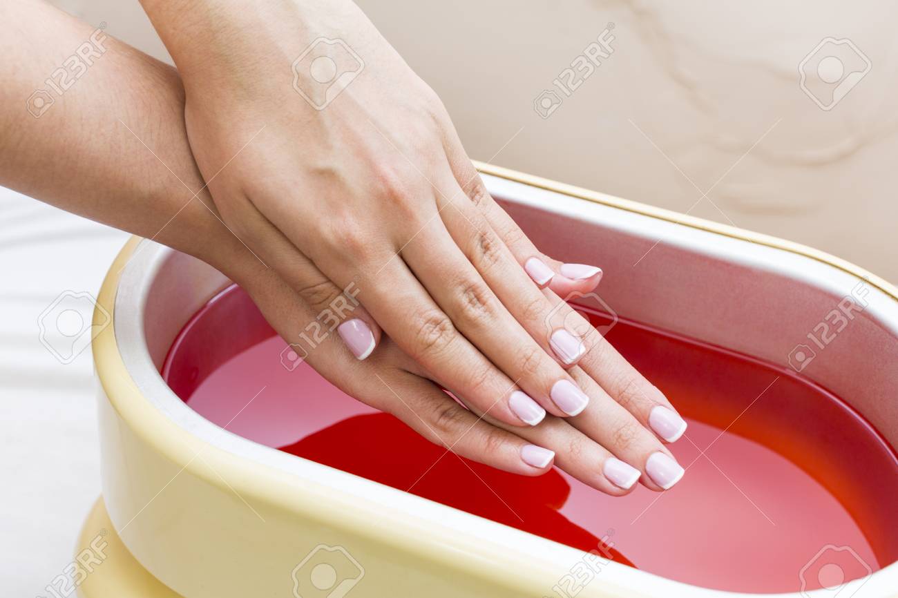 Process paraffin treatment of female hands in beauty salon - 92407310 Process paraffin treatment of female hands in beauty salon - 92407310