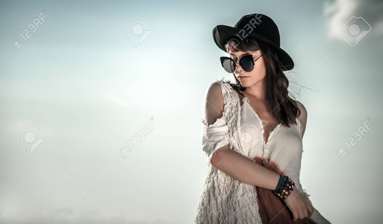 空の背景に美しいスタイルのヒッピーの女の子 ボヘミアンファッション の写真素材 画像素材 Image
