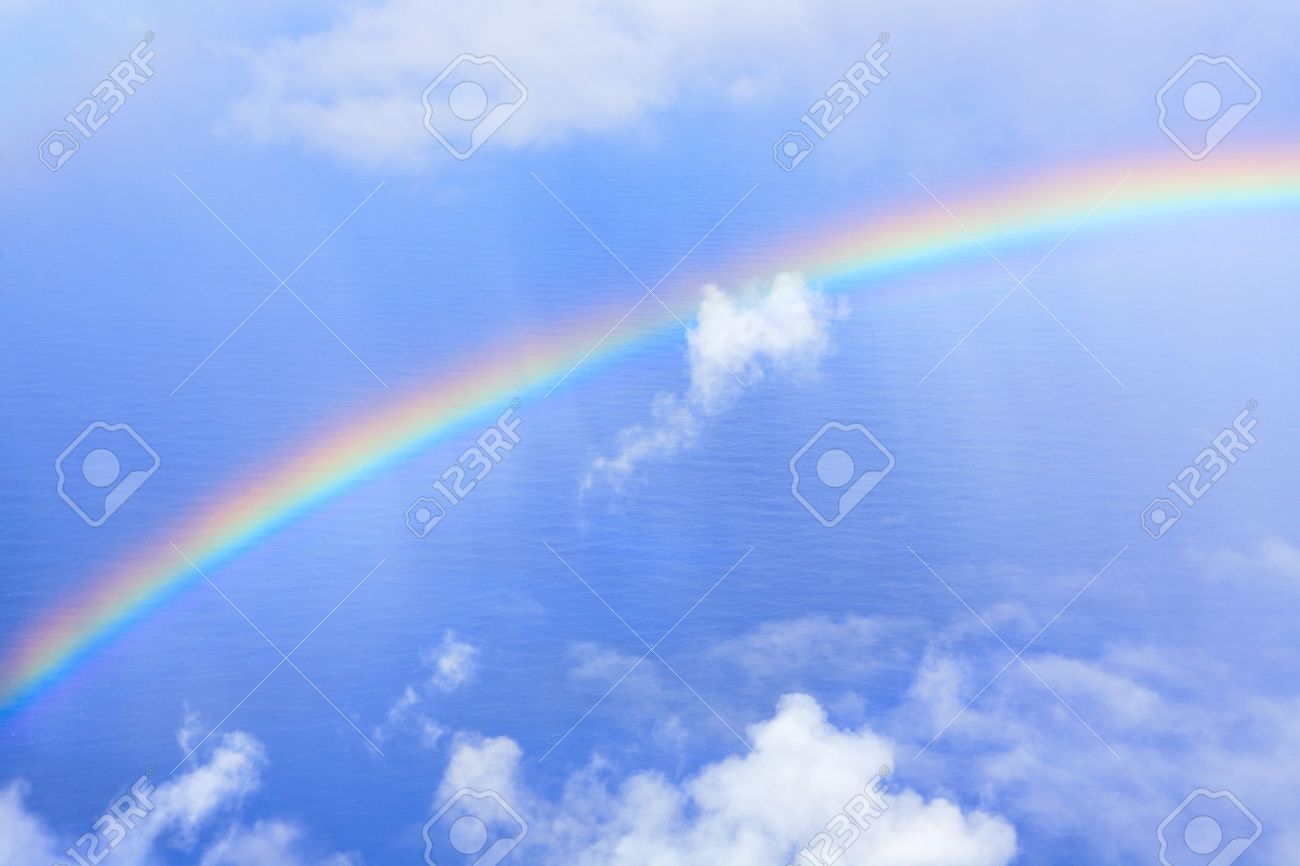 空にかかる虹 の写真素材 画像素材 Image