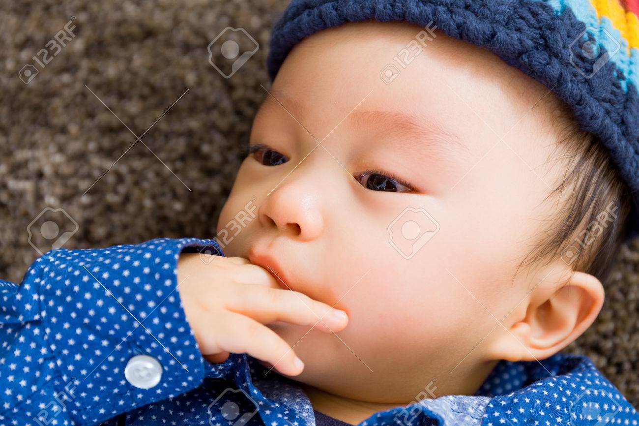 Bebe Garcon Asiatique Avec Le Doigt Dans La Bouche Banque D Images Et Photos Libres De Droits Image