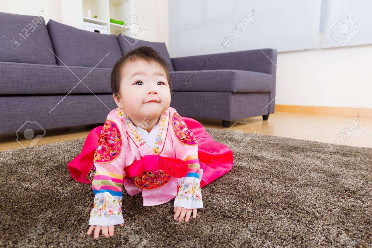 伝統的な衣装見ていると韓国人の赤ん坊 の写真素材 画像素材 Image