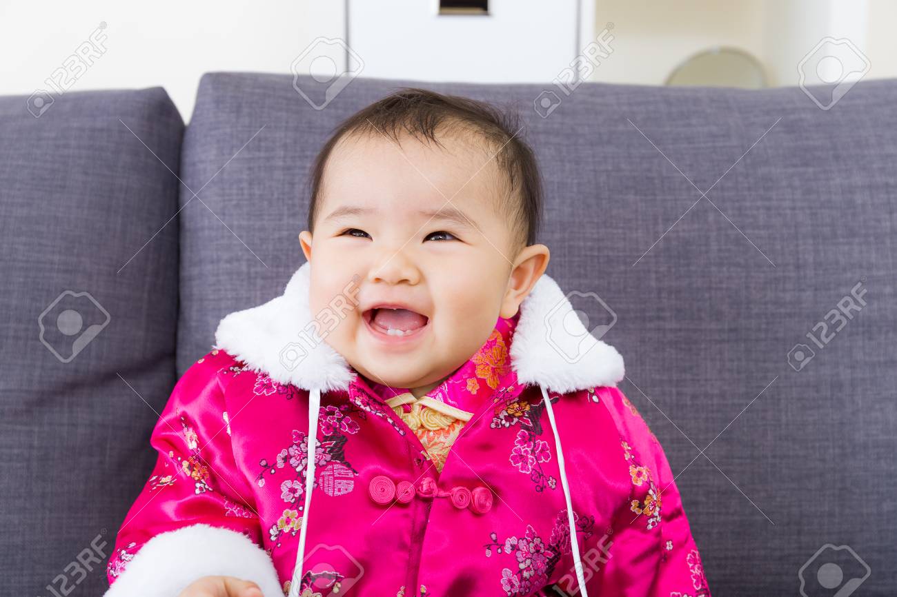 中国の女の子は とても幸せな気分します の写真素材 画像素材 Image 中国の女の子は とても幸せな気分します の写真素材 画像素材 Image