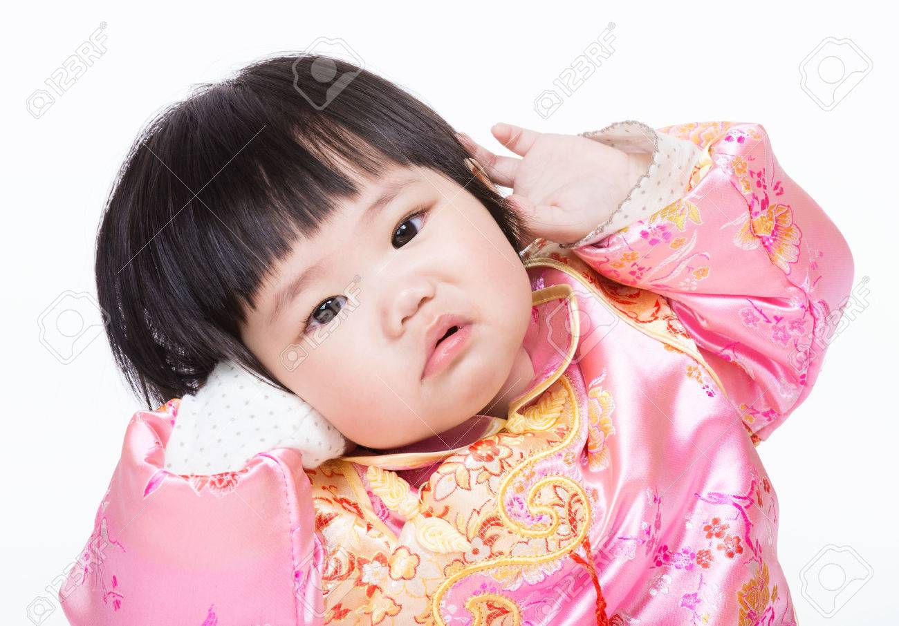伝統的な中国服とおかしい姿勢を持つと女の赤ちゃん の写真素材 画像素材 Image