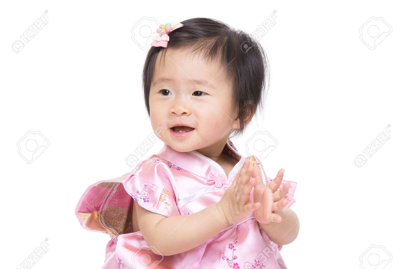 中国語赤ちゃんの女の子の手をたたく の写真素材 画像素材 Image