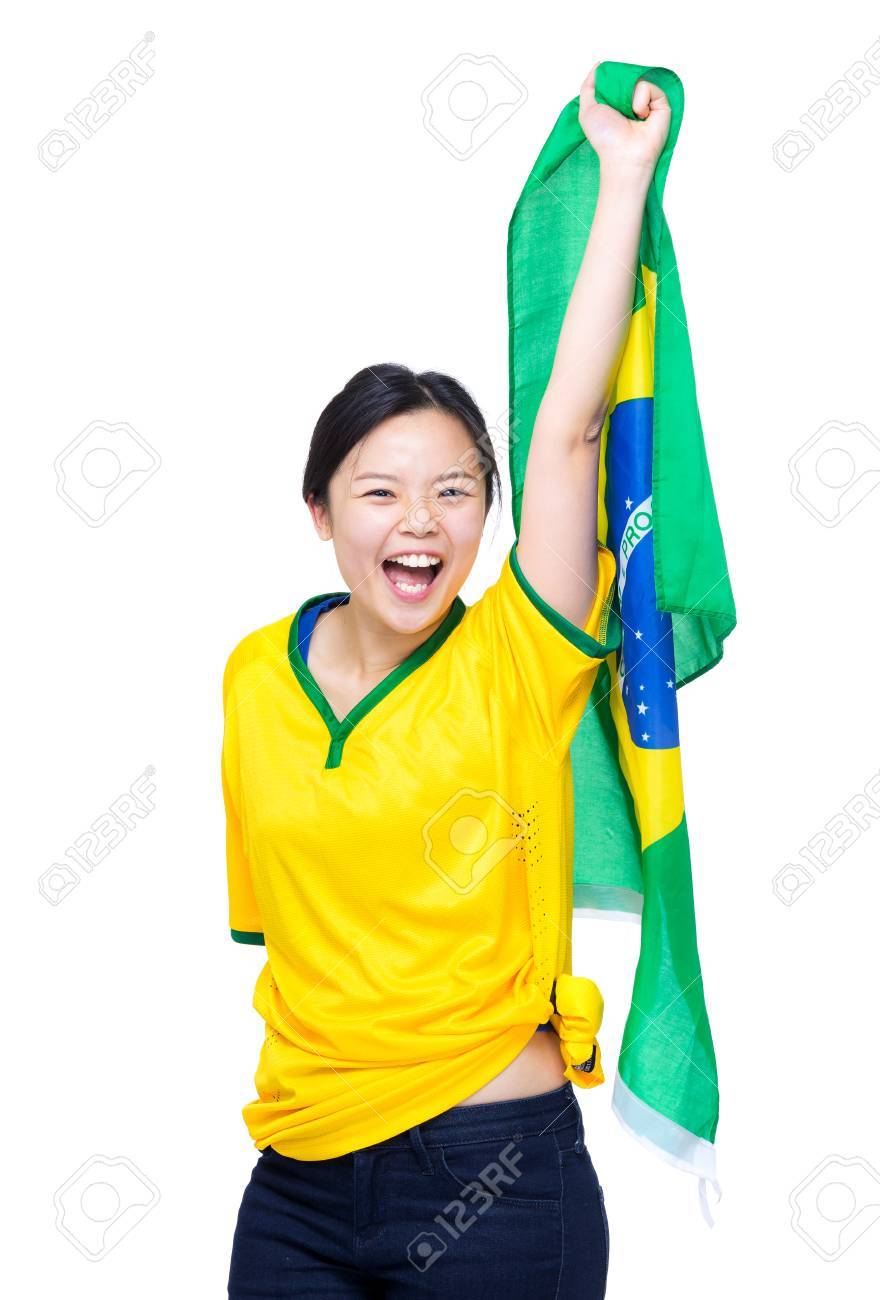 アジアと女性との黄色いサッカー服ブラジルの国旗を保持 の写真素材 画像素材 Image