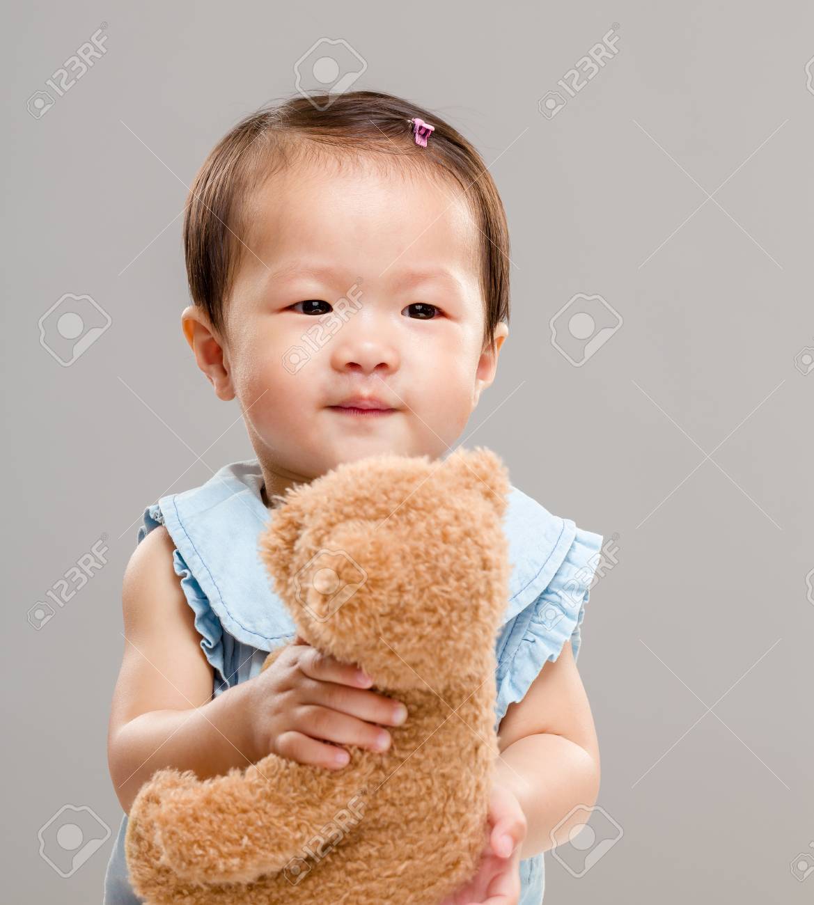 女の子抱っこ人形クマ の写真素材 画像素材 Image