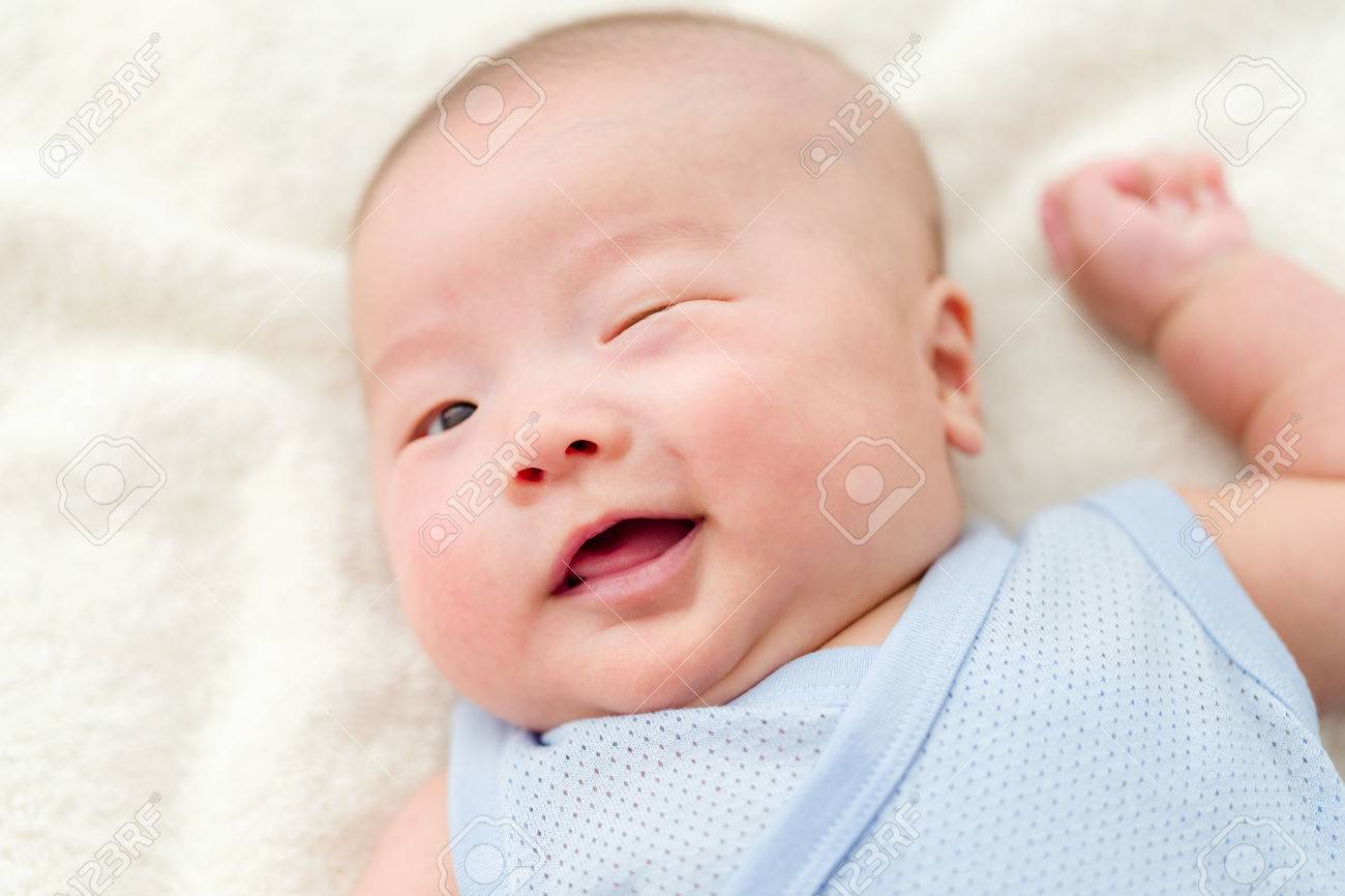 Nouveau Oeil Bebe Clin Ne Banque D Images Et Photos Libres De Droits Image