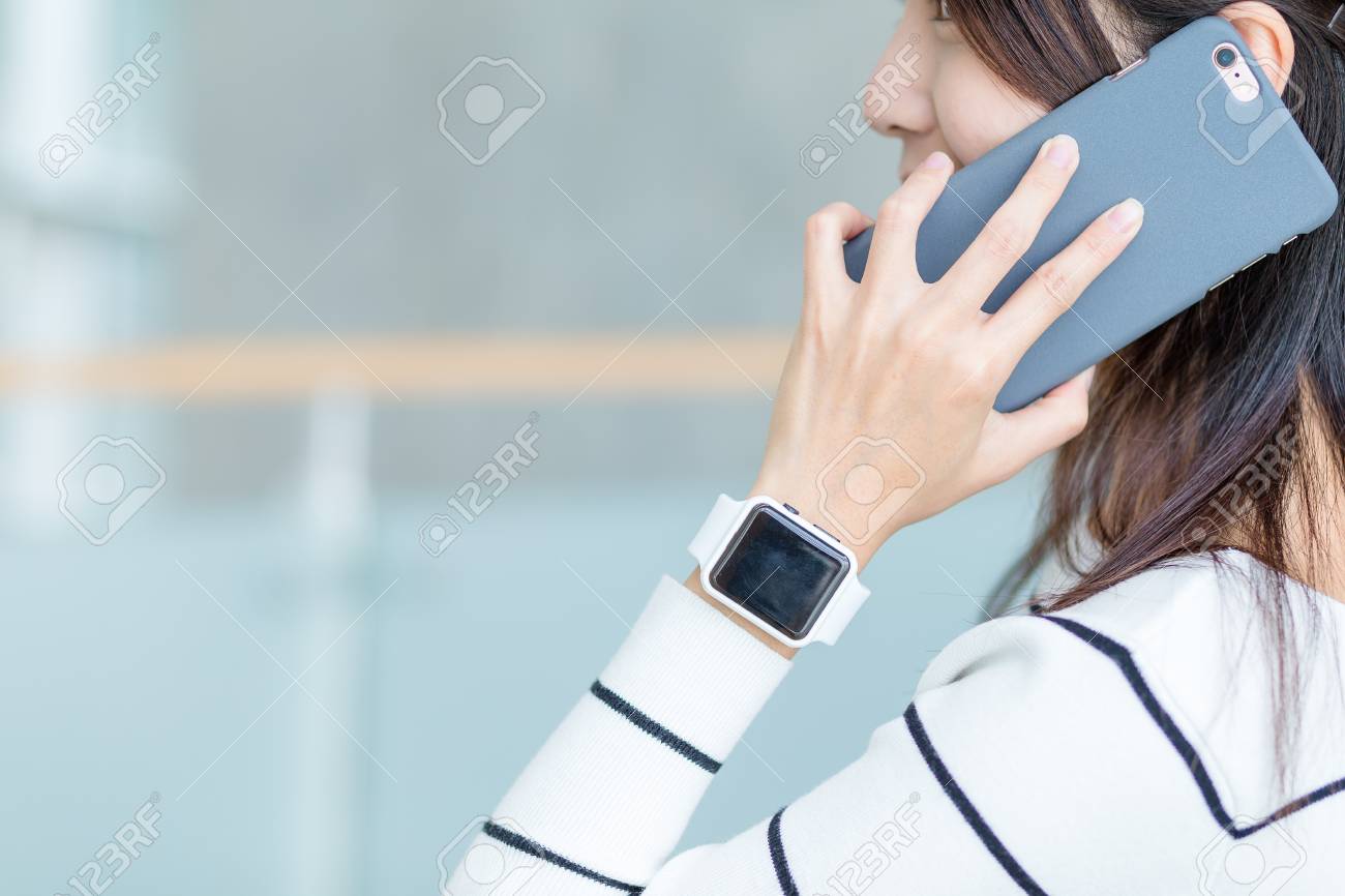 smartwatch talk on phone