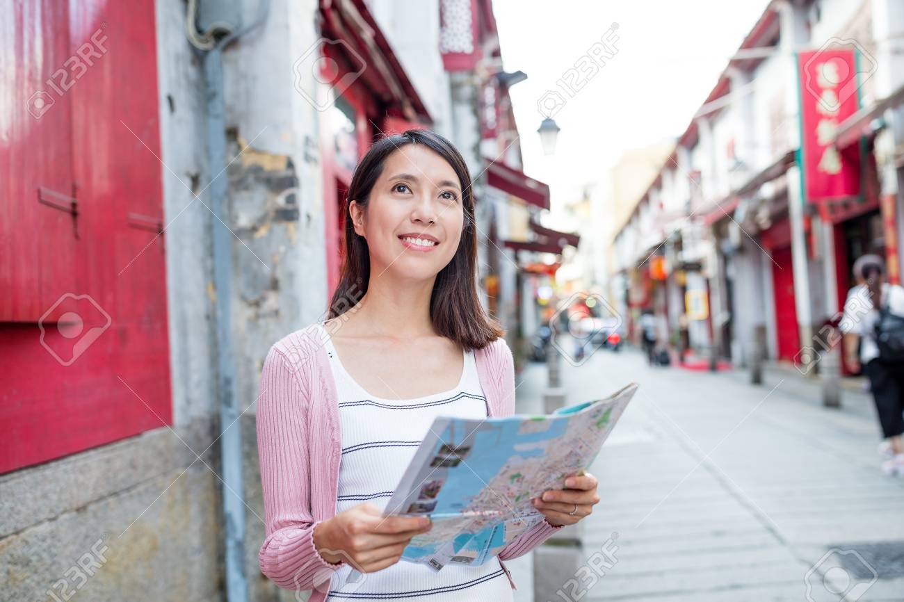 女性は マカオの市内地図 の写真素材 画像素材 Image 女性は マカオの市内地図 の写真素材 画像素材 Image