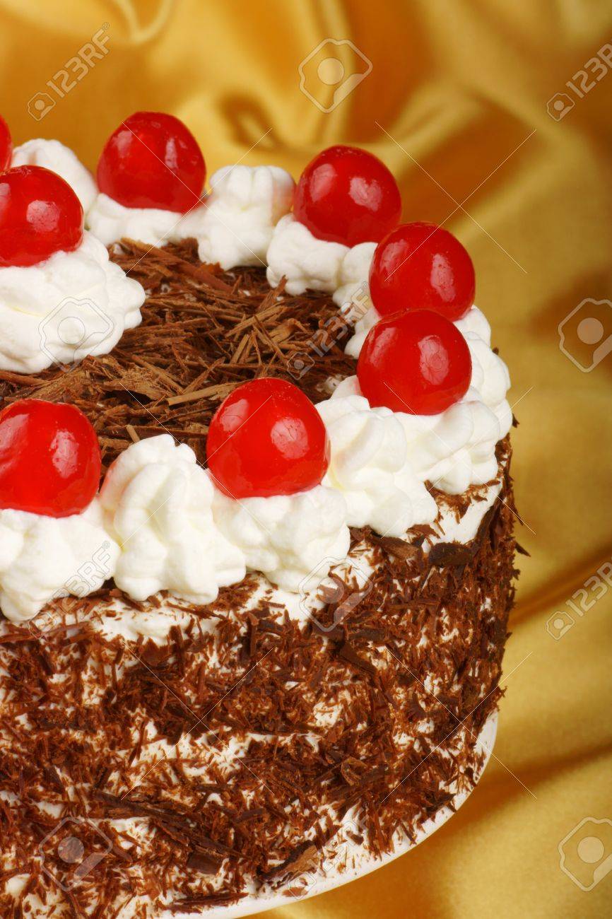 クローズ アップ Schwarzwaelder Kirschtorte 黒い森のケーキ チョコレート ケーキ それ成っている最も有名なドイツのケーキのいずれかの充填し ホイップ クリーム マラスキーノ チェリー チョコレート ケーキの名前は Schwarzwaelder から来てで飾られました の