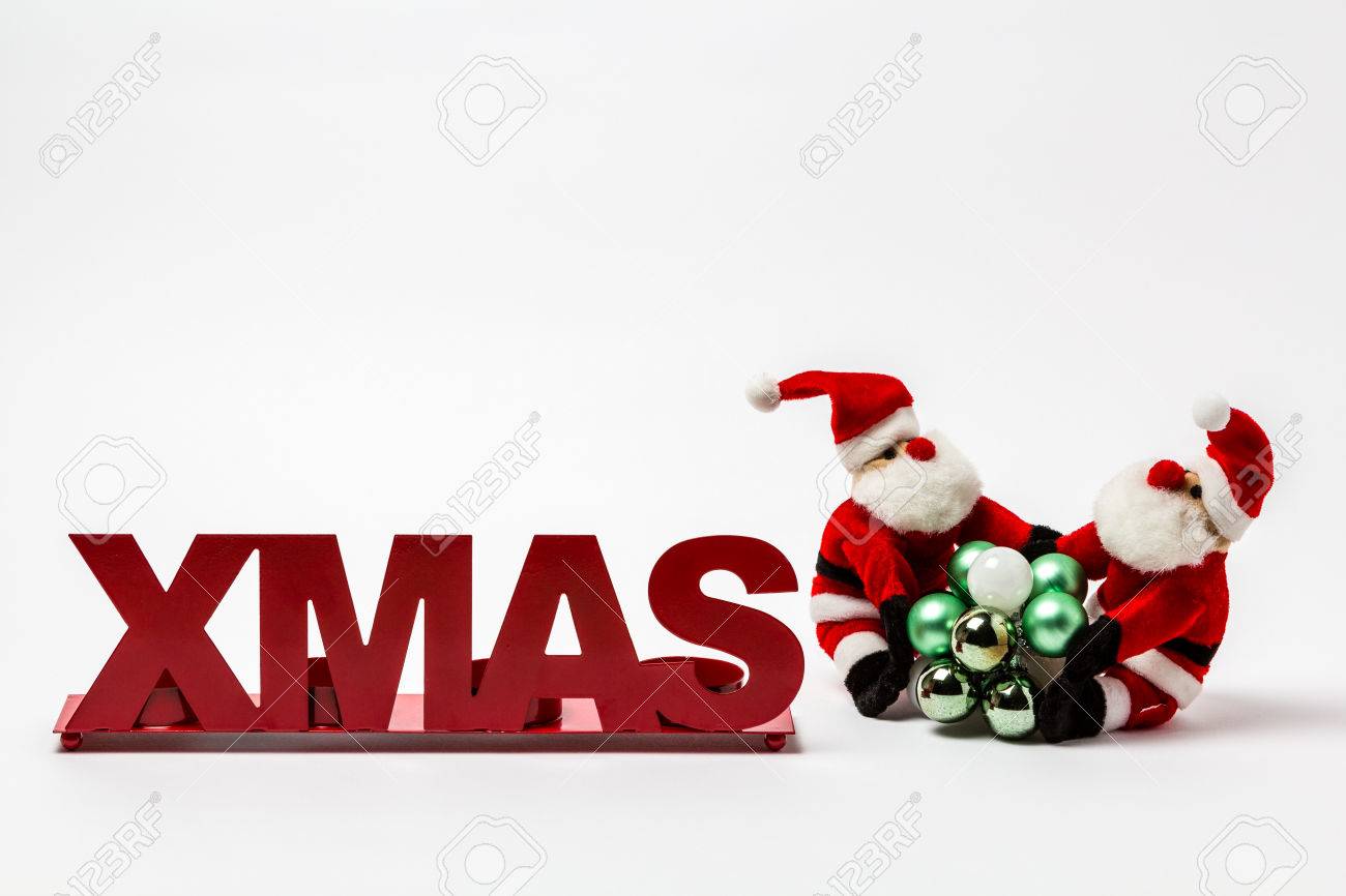 Xmas Lettres Rouges Sur Un Fond Blanc Avec Des Boules De Noël Et Un Père Noël