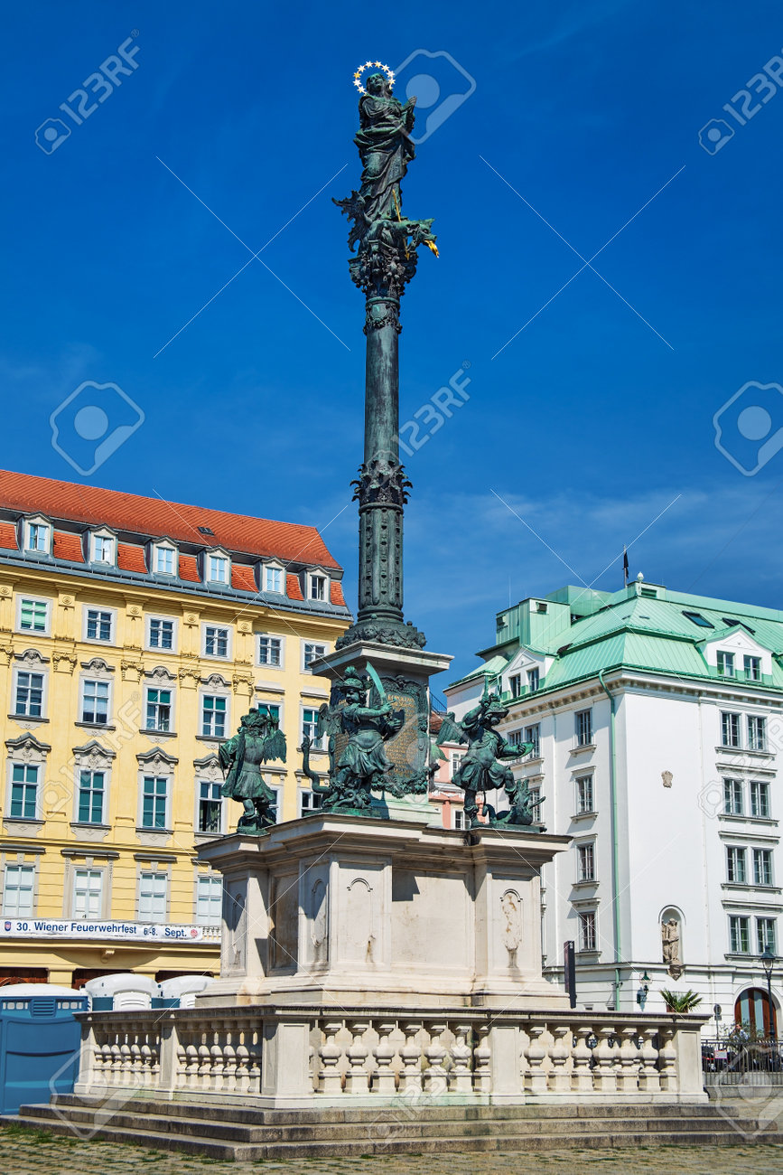 Vienna, Austria August 29, 2019: Marian Column Monument Or Mariensaule With  The Statue Of The Virgin Mary And Four Cherubs, By Carlo Carlone. Located  At Am Hof Platz Square. Фотография, картинки, изображения