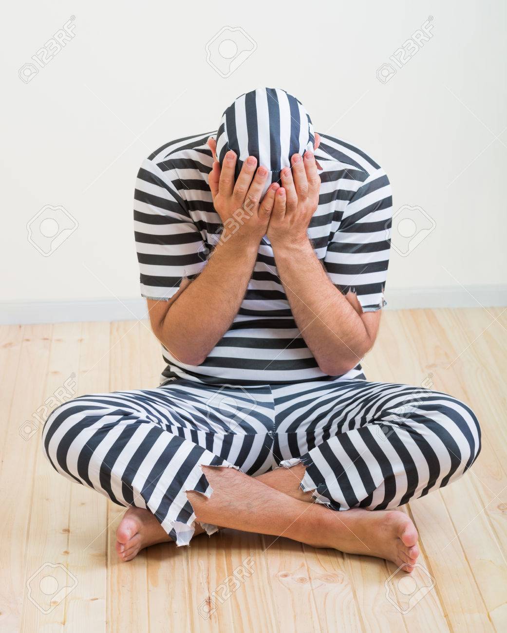 刑務所の服装で後悔している男の囚人の肖像画 の写真素材 画像素材 Image