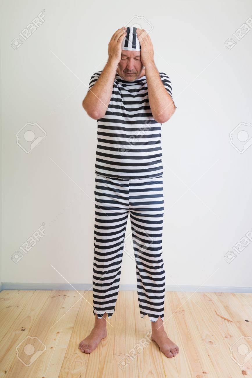 刑務所の服装で後悔している男の囚人の肖像画 の写真素材 画像素材 Image