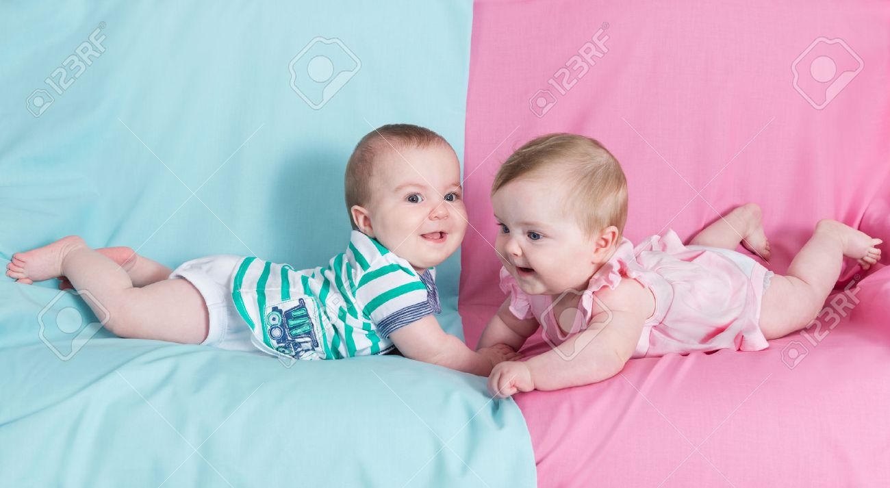 兄と妹 双子の赤ちゃん女の子と男の子のピンクとブルーの背景 の写真素材 画像素材 Image 兄と妹 双子の赤ちゃん女の子と男の子のピンクとブルーの背景 の写真素材 画像素材 Image