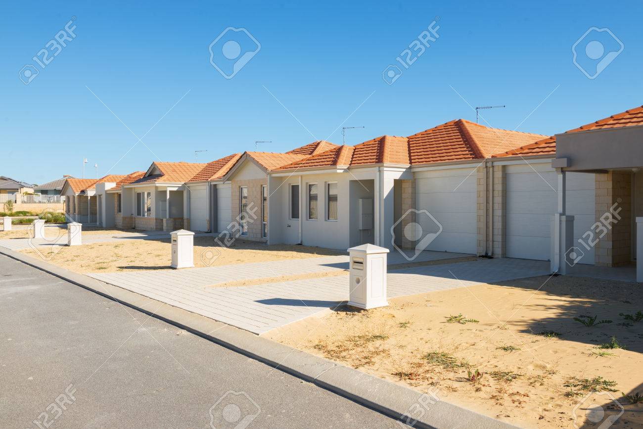 pogodan prefinjen stršljen Nuevas Viviendas Suburbanas Actualmente En Construcción En Fila Fotos, Retratos, Imágenes Y Fotografía De Archivo Libres De Derecho. Image 82917133. pogodan prefinjen stršljen Nuevas Viviendas Suburbanas Actualmente En Construcción En Fila Fotos, Retratos, Imágenes Y Fotografía De Archivo Libres De Derecho. Image 82917133.