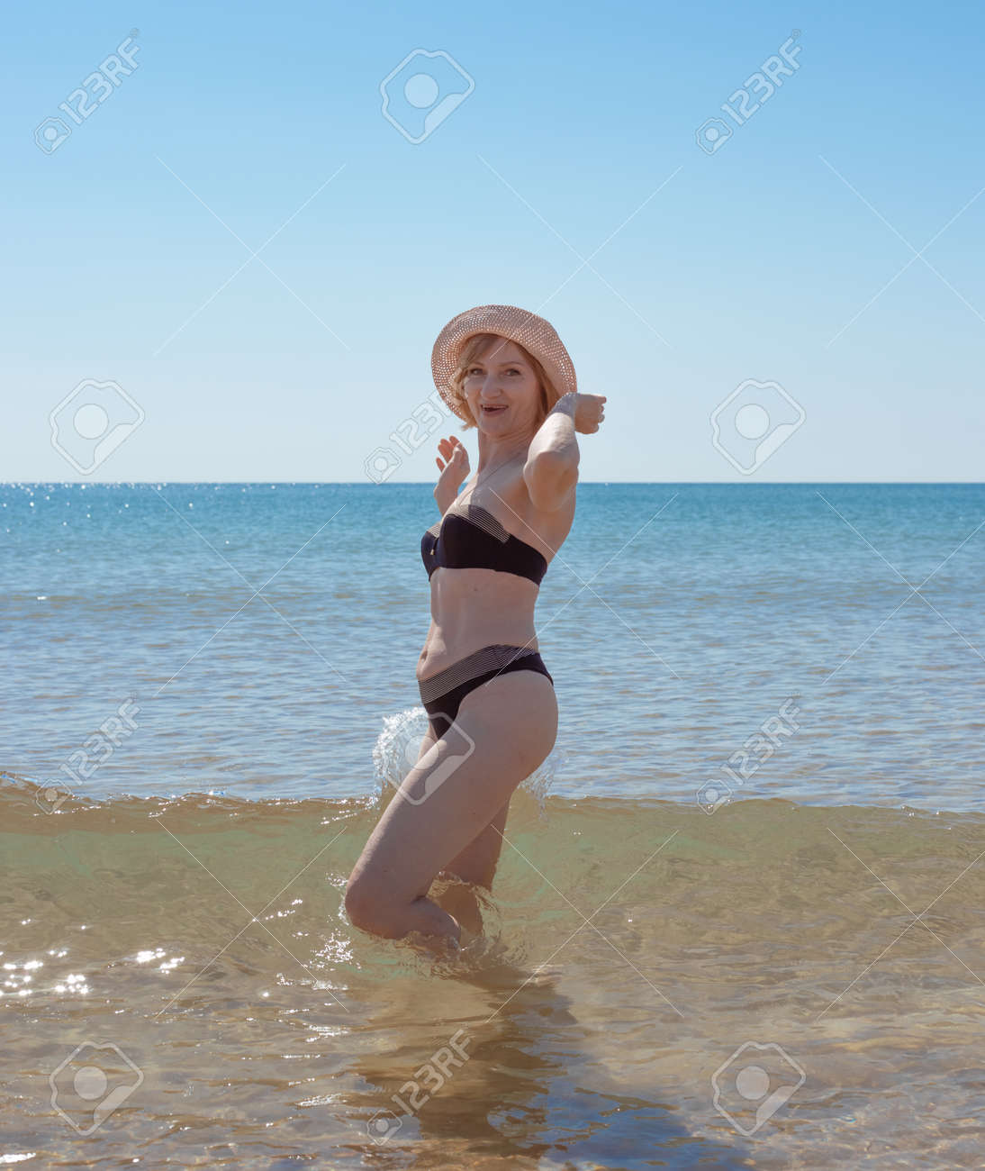 海の家で自撮り水着 