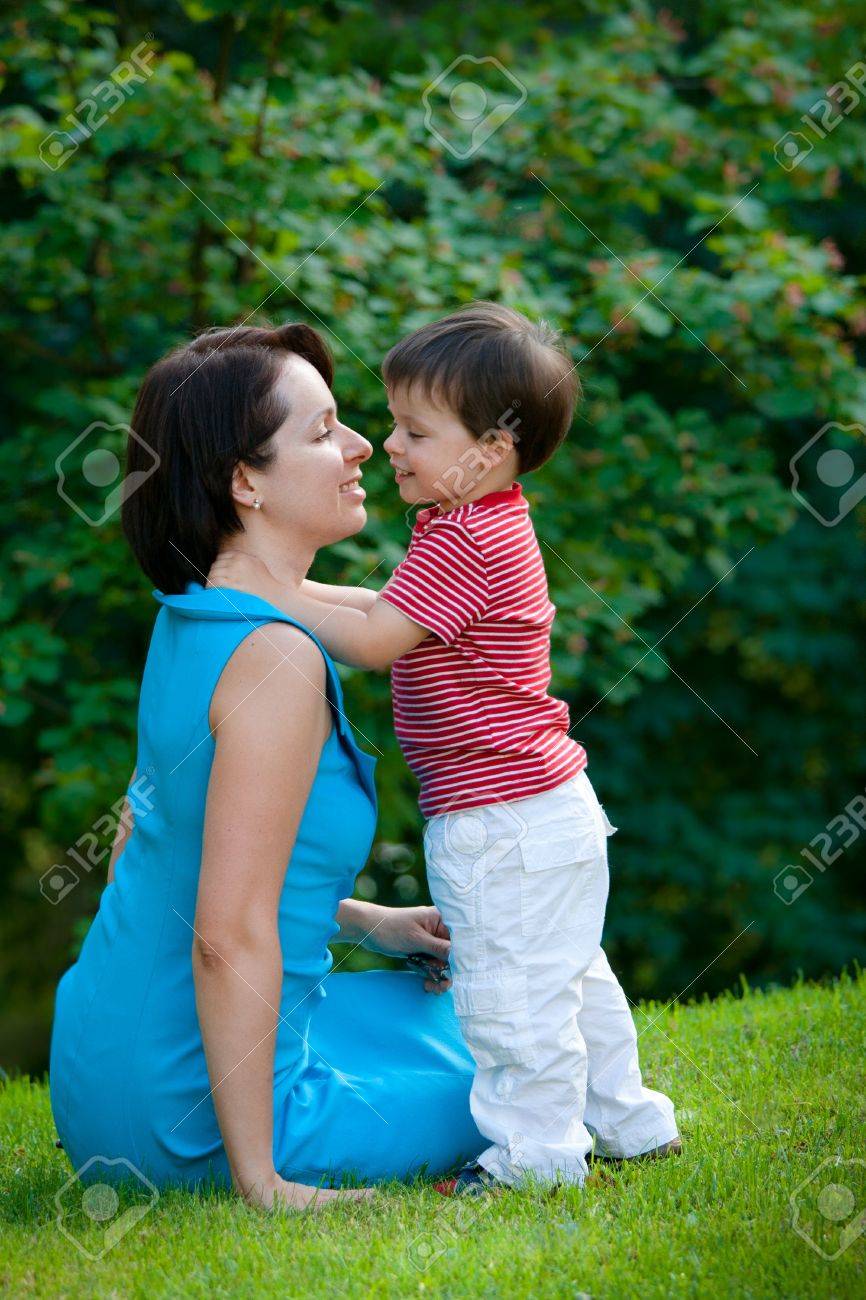 Позы для кормления грудного ребенка. Мама позволила сыну. Старухи в трусах на кухне. Мальчик обнимает маму. Мама и взрослый сын фото.