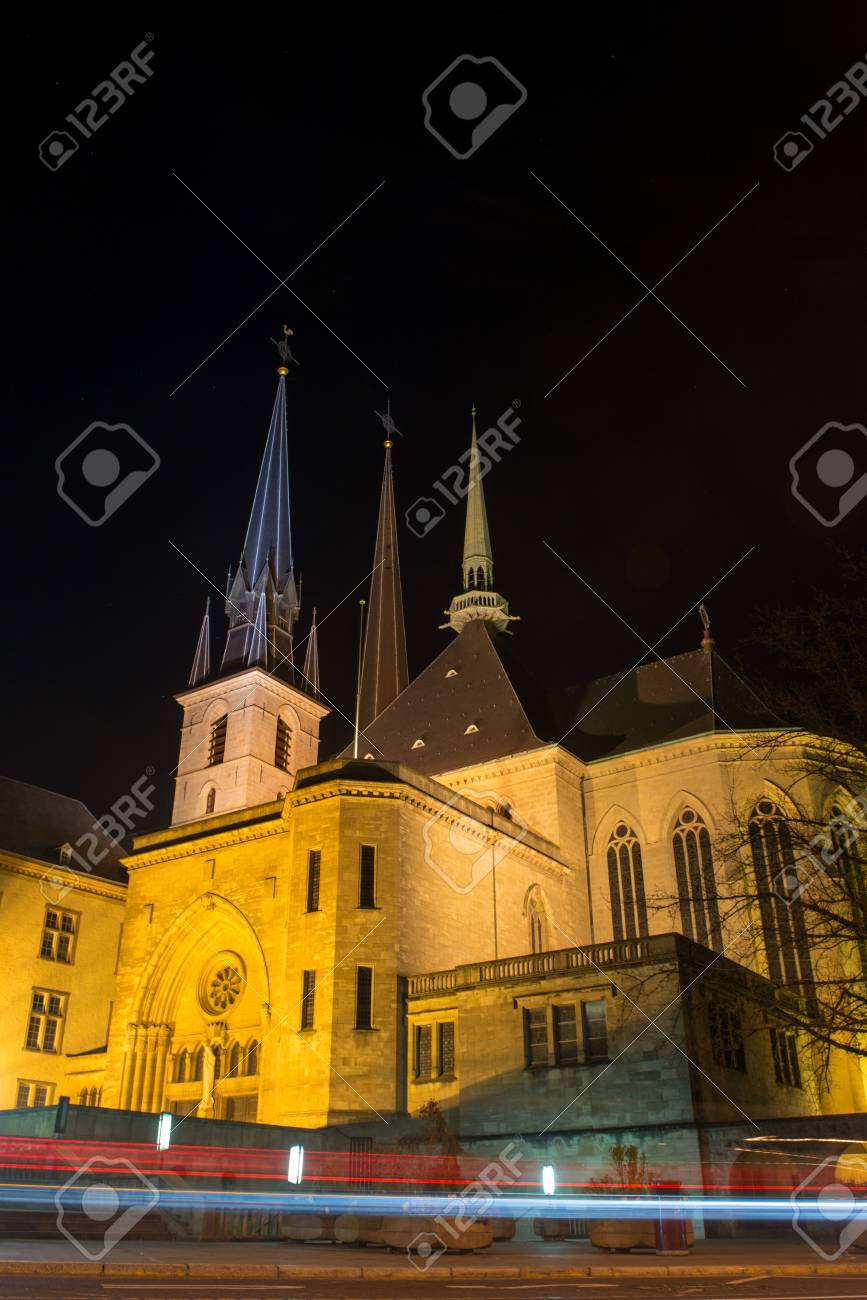 夜のルクセンブルクのノートルダム大聖堂 の写真素材 画像素材 Image