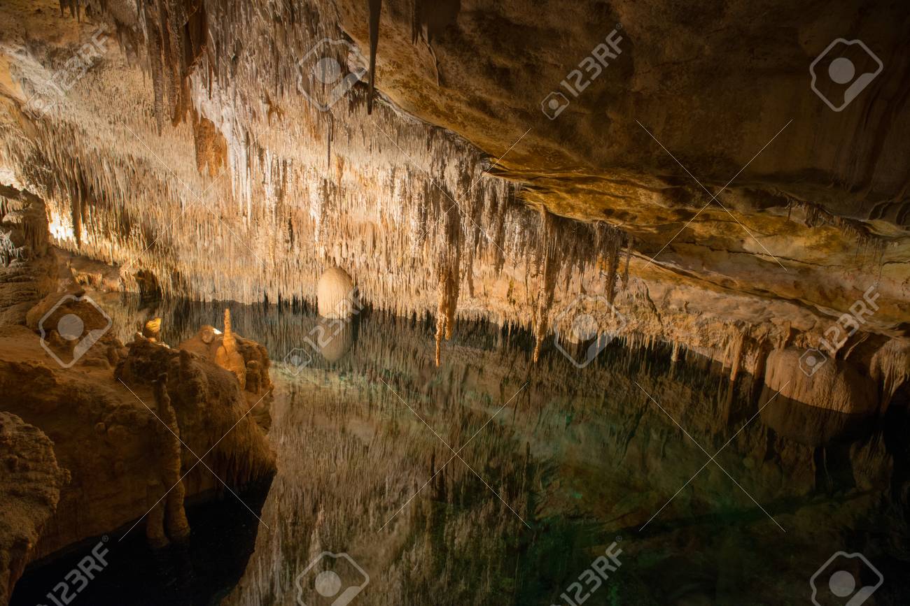 マヨルカ島 スペインの地底湖の洞窟 の写真素材 画像素材 Image