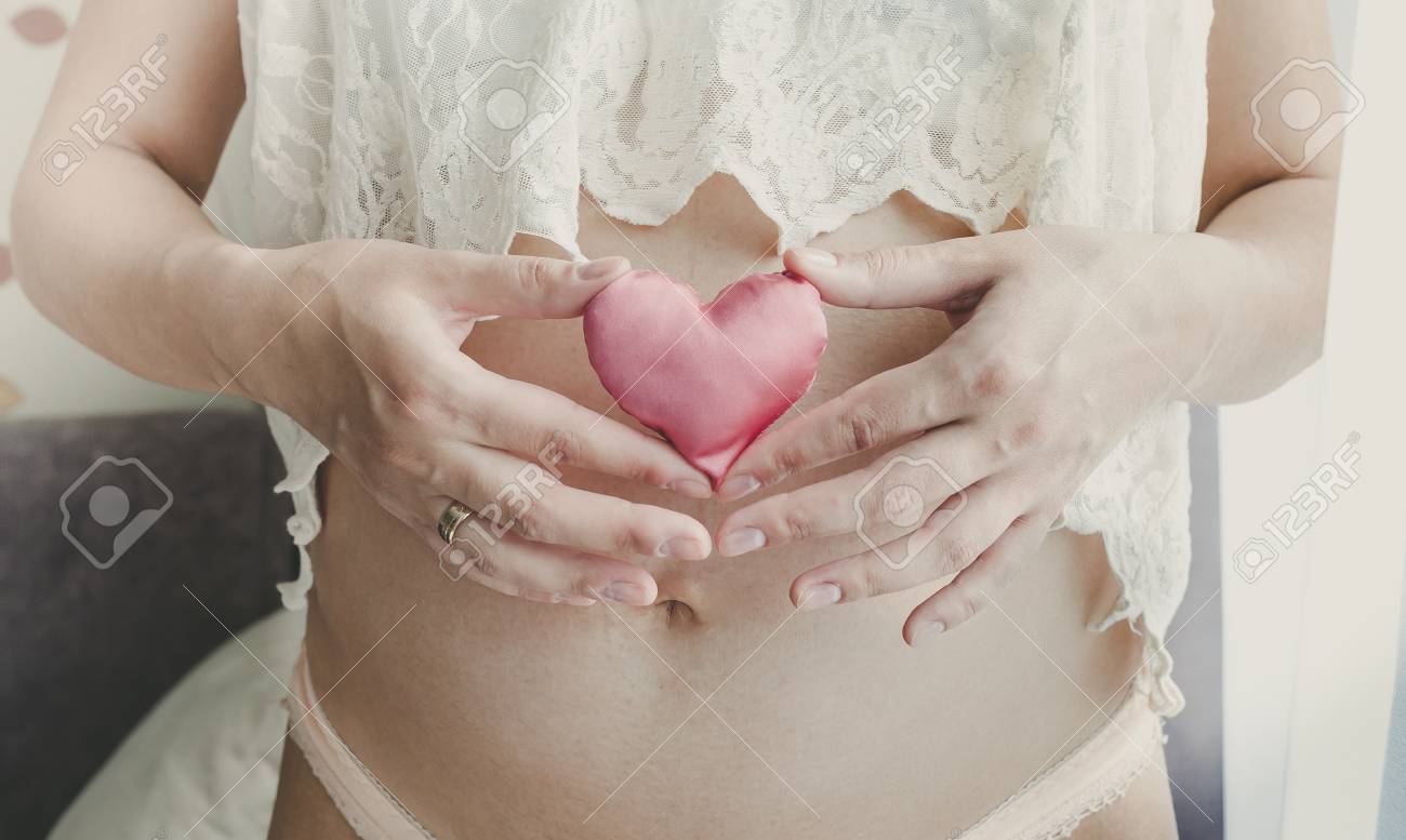 Mujer Embarazada Con Corazón De Juguete En Sus Manos Concepto De Embarazo