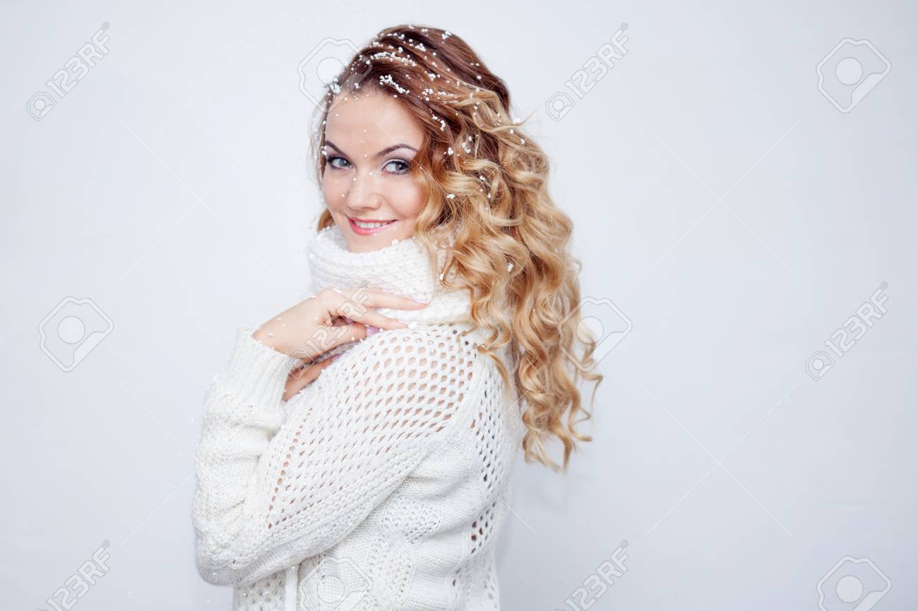 女性吹雪 暖かいニット スカーフと手袋 女の子 の写真素材 画像素材 Image