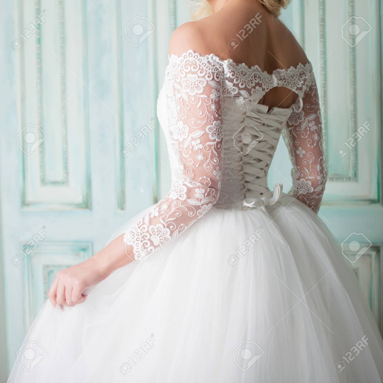 Portrait Der Schonen Frau Im Brautkleid Tanzen Auf Dem Hintergrund Wande Mit Klassischen Formteile Lizenzfreie Fotos Bilder Und Stock Fotografie Image 69593729