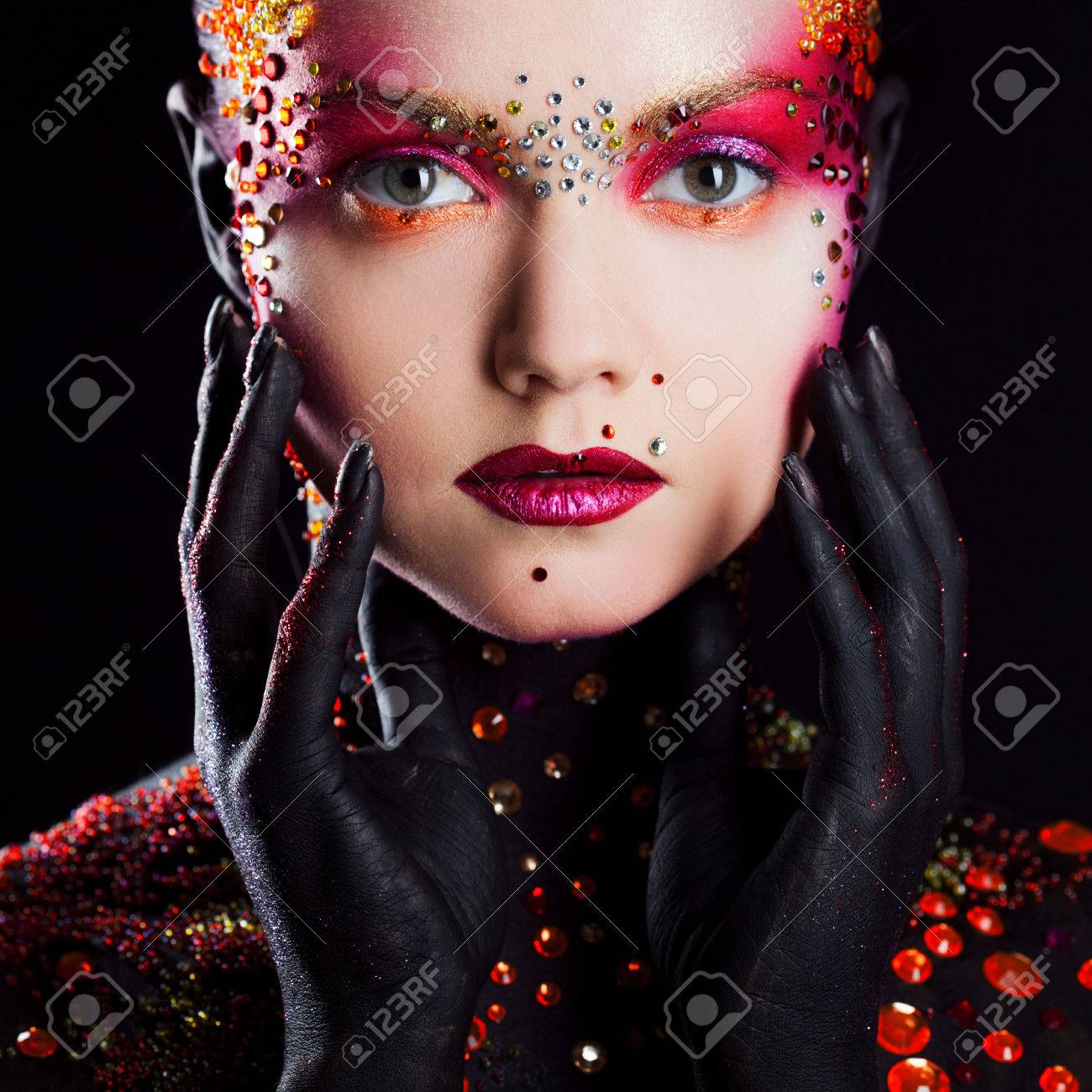 ボディーペインティングの明るいアートメイクで魅力的な少女 顔に触れる の写真素材 画像素材 Image