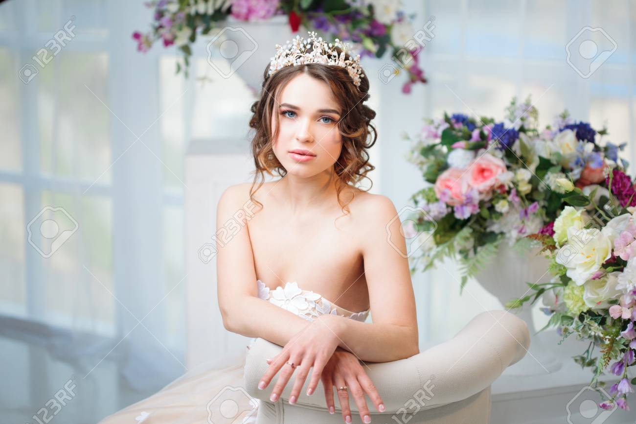 肖像画 結婚式の髪型 巻き髪をブルネット ウェディング ドレスを着た美しい少女 クローズ アップ の写真素材 画像素材 Image 3564