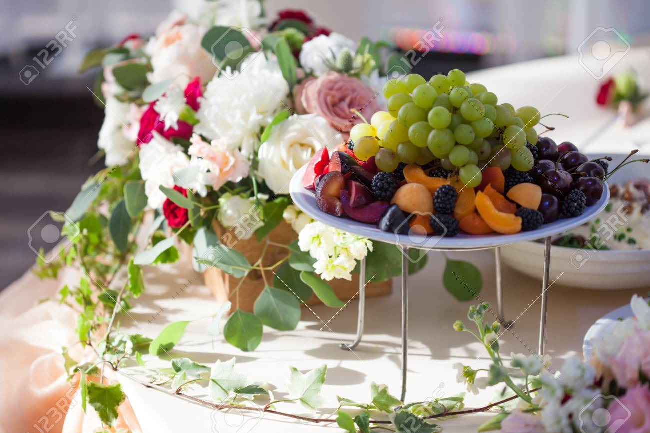 結婚式の装飾 レストランの花 テーブルの上の食べ物 の写真素材 画像素材 Image