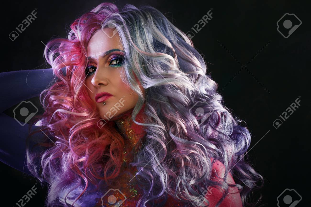 明るい髪の美しい女性 明るい髪の色 カールと髪型 の写真素材 画像素材 Image